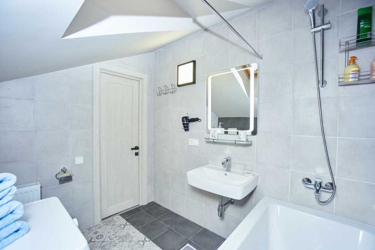 Luxury Apartment In The Heart Odesa Exterior photo